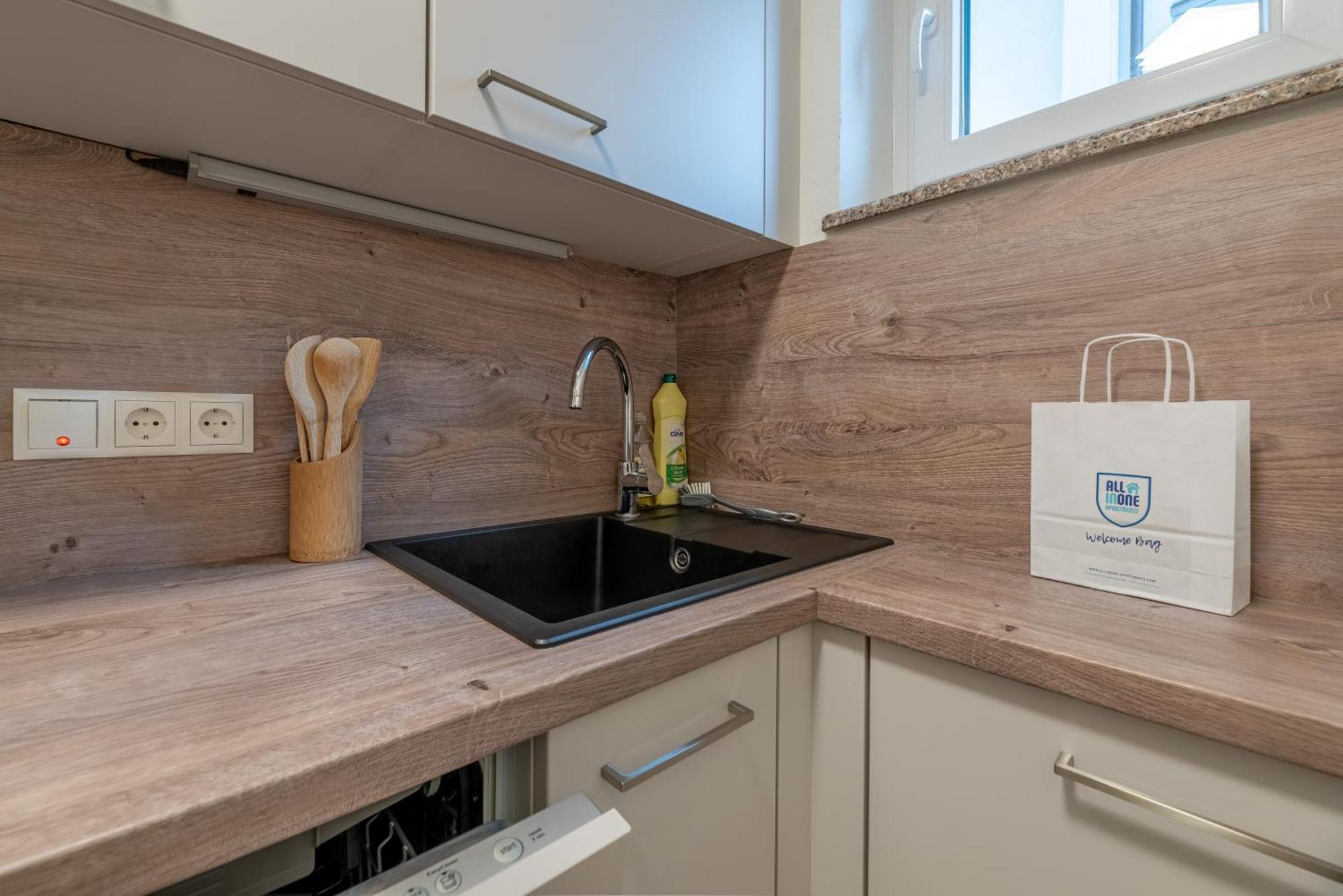 Deluxe By In One Apartament